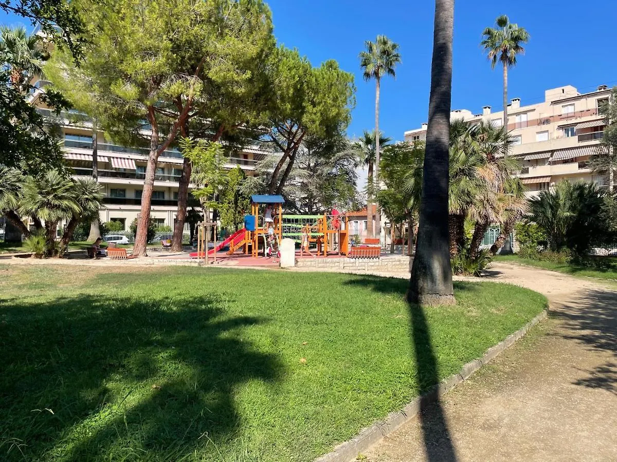 Spacieux F2 Climatise Proche De La Mer Antibes